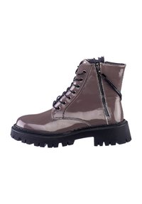 Bottines en cuir verni marron avec un laçage à l'avant, une fermeture éclair sur le côté et une semelle en caoutchouc épaisse. Présente des détails cousus et un design robuste.