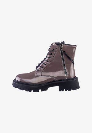 Bottines en cuir verni marron avec un laçage à l'avant, une fermeture éclair sur le côté et une semelle en caoutchouc épaisse. Présente des détails cousus et un design robuste.