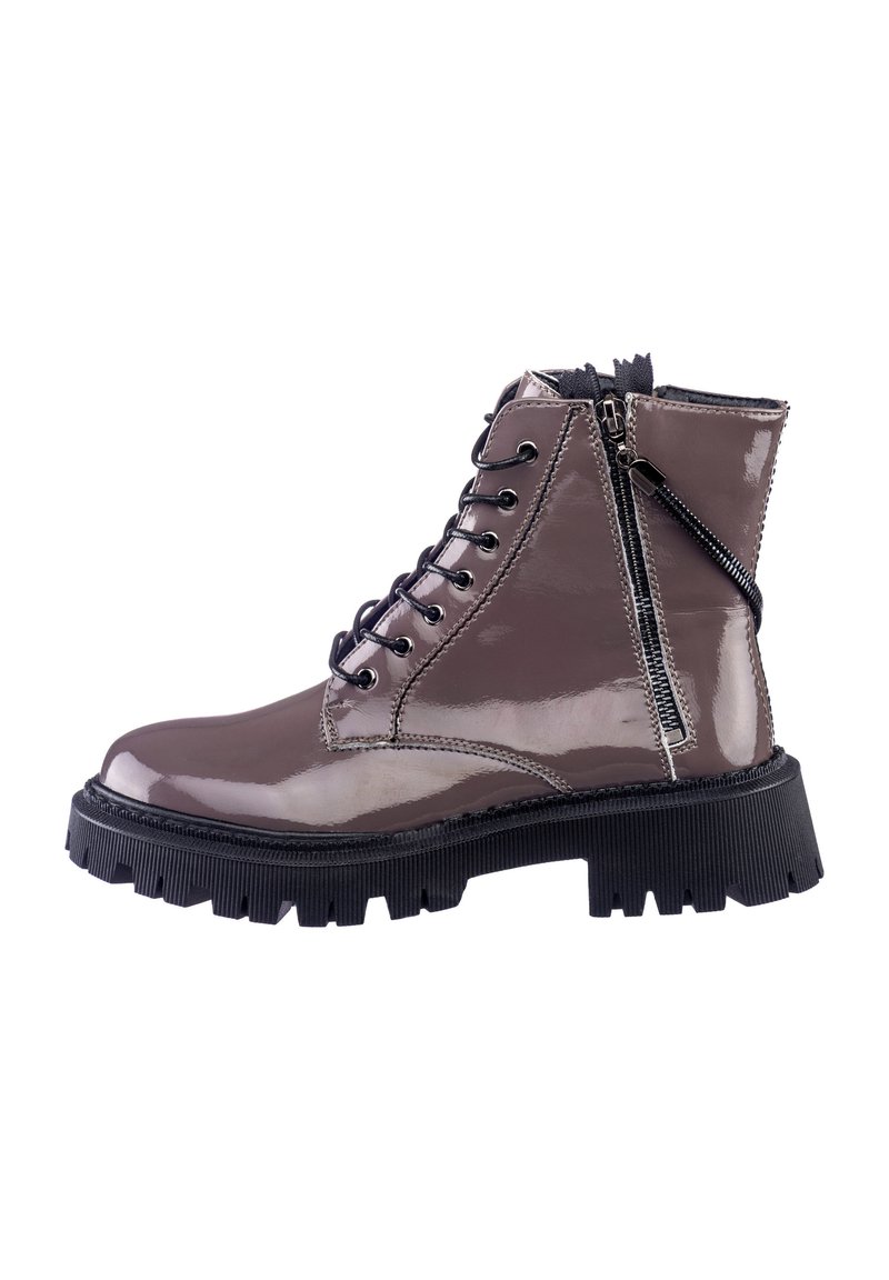 Bottines en cuir verni marron avec un laçage à l'avant, une fermeture éclair sur le côté et une semelle en caoutchouc épaisse. Présente des détails cousus et un design robuste.