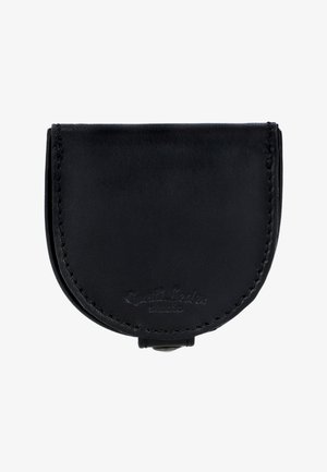 Pequeño monedero de cuero negro con bordes redondeados y ribete cosido, cerrado con una solapa y logo en relieve en el frente.