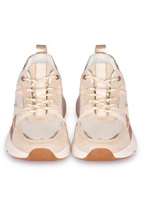 Beiga sportskor med nät- och mockamaterial, med rund tå, texturerade detaljer och platta snören. Guldtonad metall vid hälen.