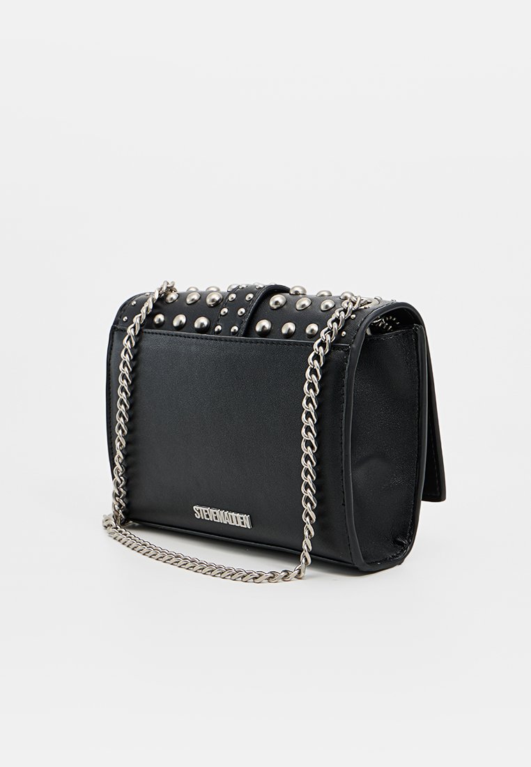 Borsa a tracolla in finta pelle nera con borchie argentate sulla pattina, tracolla a catena e logo argento con marchio sul davanti. Forma rettangolare.