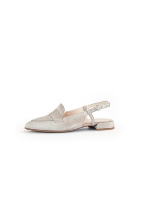 Vaaleanharmaa mokkanahkainen slingback-kenkä, jossa on teräväkärkinen ja reunakoristeltu muotoilu. Kenkässä on matala paksupenkka ja säädettävä remmi istuvuuden varmistamiseksi.