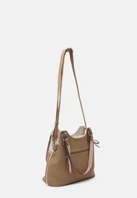 Bolso de mano de imitación cuero en tono marrón, con una forma estructurada, que presenta una correa rosa a contraste, un bolsillo exterior y detalles en metal plateado.
