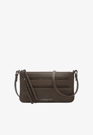 Kleine braune Leder-Umhängetasche mit zwei vorderen Reißverschlusstaschen und verstellbarem Riemen, unten in der Mitte mit der Marke "Liebeskind Berlin" versehen.