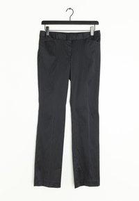 Pantalons noirs à rayures, fabriqués en tissu lisse, avec une coupe droite, des poches avant et une taille avec passants pour ceinture.