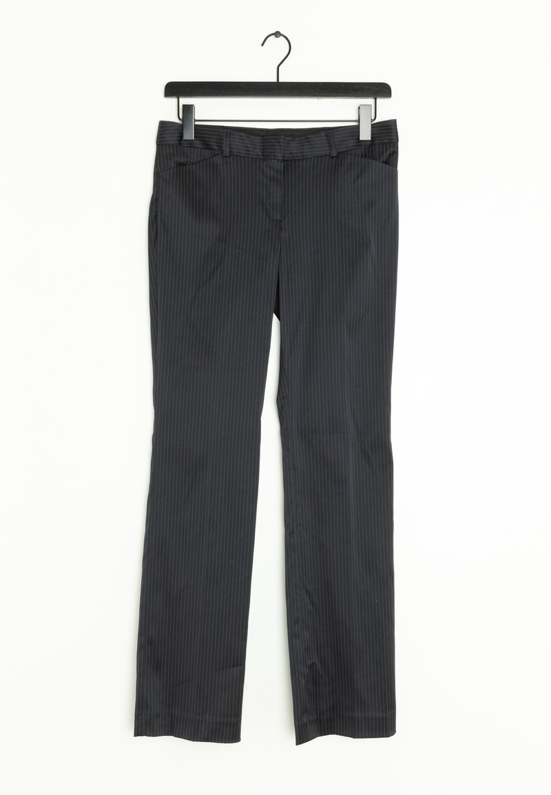 Pantalons noirs à rayures, fabriqués en tissu lisse, avec une coupe droite, des poches avant et une taille avec passants pour ceinture.