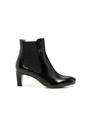 Bota de caña baja negra de charol con paneles laterales elásticos y un tacón ancho de altura media, mostrada de perfil derecho sobre un fondo blanco.