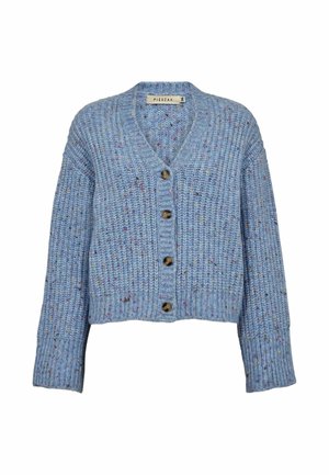 Hellblaue Strickjacke aus strukturiertem Strickstoff, mit V-Ausschnitt, langen Ärmeln und fünf braunen Knöpfen auf der Vorderseite.