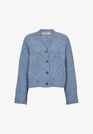 Hellblaue Strickjacke aus strukturiertem Strickstoff, mit V-Ausschnitt, langen Ärmeln und fünf braunen Knöpfen auf der Vorderseite.