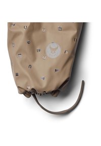 Beige snørretaske lavet af glat, holdbart materiale med spredte metalliske tryk og et rundt logo med et elg-design.