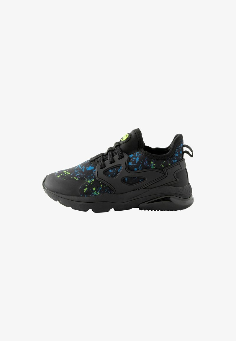 Baskets de sport noires avec un motif éclaboussé en accents bleus et verts, dotées d'une semelle extérieure texturée et d'un œillet vert proéminent sur les lacets.