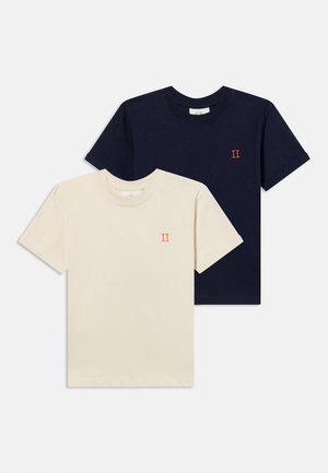 Due t-shirt a maniche corte con scollo rotondo, una crema e una blu navy, entrambe con un piccolo logo arancione "II" sul lato sinistro del petto.