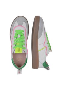 Sneaker mit Obermaterial aus Leder in Weiß und Grau, neongrünen Schnürsenkeln, pinken Akzenten und einer braunen Gummisohle. Mit einer Schlaufe an der Ferse.
