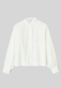 Blouse blanche avec un motif ajouré texturé, dotée d'un col à volants, de boutons en perle et de manches longues avec des poignets ajustés.