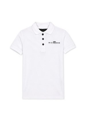 Wit polo shirt met korte mouwen, drie zwarte knopen en de tekst "John Richmond" gedrukt op de linkerborst.