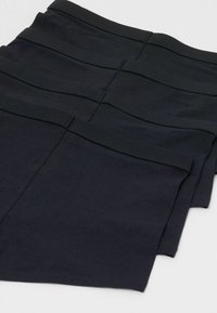 Fünf Paare schwarzer Baumwollshorts gestapelt, mit einem weichen Bündchen und glattem Stoff, sauberen Nähten und geraden Schnitten.