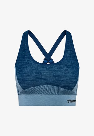 Blauwe naadloze sportbeha met brede banden die elkaar kruisen aan de achterkant, textuurrijke breipatronen en een klein zwart merkembleem op de onderste rechterband.