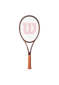Raqueta de tenis marrón con un empuñadura texturizada naranja, marco ovalado, cuerdas blancas y un destacado logo rojo "W" en la parte superior.