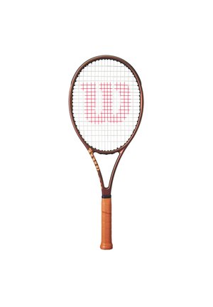 Brauner Tennisschläger mit einem strukturierten orangefarbenen Griff, ovalem Rahmen, weißen Saiten und einem auffälligen roten "W"-Logo im Schlägerkopf.