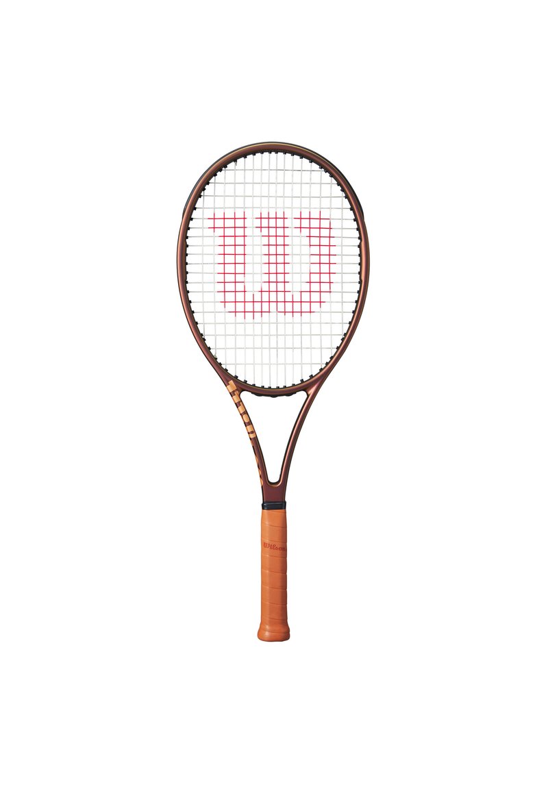 Raqueta de tenis marrón con un empuñadura texturizada naranja, marco ovalado, cuerdas blancas y un destacado logo rojo "W" en la parte superior.