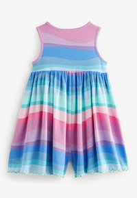 Gestreiftes Kleid mit einer Farbpalette aus Pink, Blau und Pastelltönen; gerippter Oberteil, ausgestellter Rock und gewellter Saum.