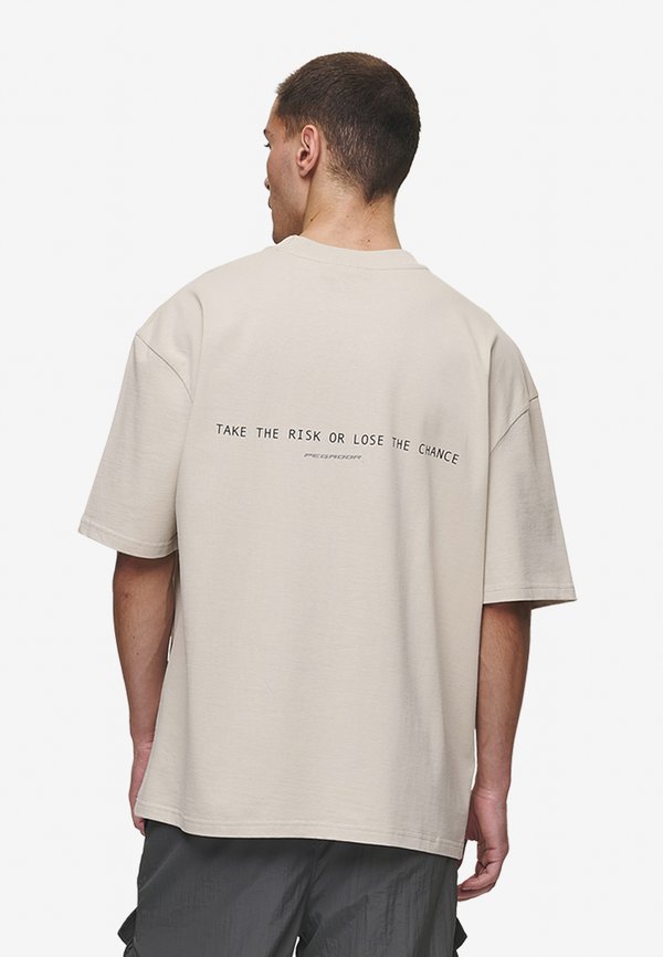 CHASE OVERSIZED TEE - Print T-shirt - washed light beige