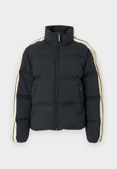 Μπουφάν puffer σε σκούρο ναυτικό μπλε με ψηλό γιακά, κρεμ ρίγες στο πλάι, δύο μπροστινές τσέπες με φερμουάρ και κουτί σχήμα. Μαλακή, καπιτονέ υφή.