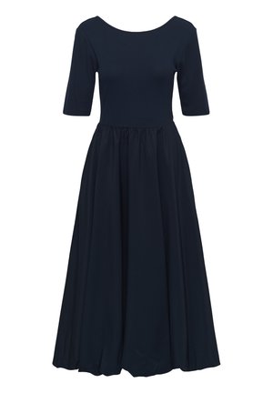 Tamsiai mėlyna midi suknelė su aptemptu apsiūtu bodžiu, alkūnės ilgio rankovėmis, suapvalinta iškirpte ir surinkta, laisvai krentančia sijono dalimi.