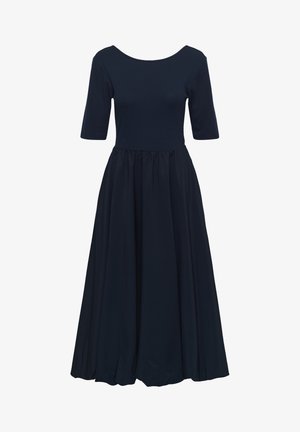 Robe midi bleu marine avec corsage côtelé ajusté, manches aux coudes, encolure dégagée et jupe fluide plissée.