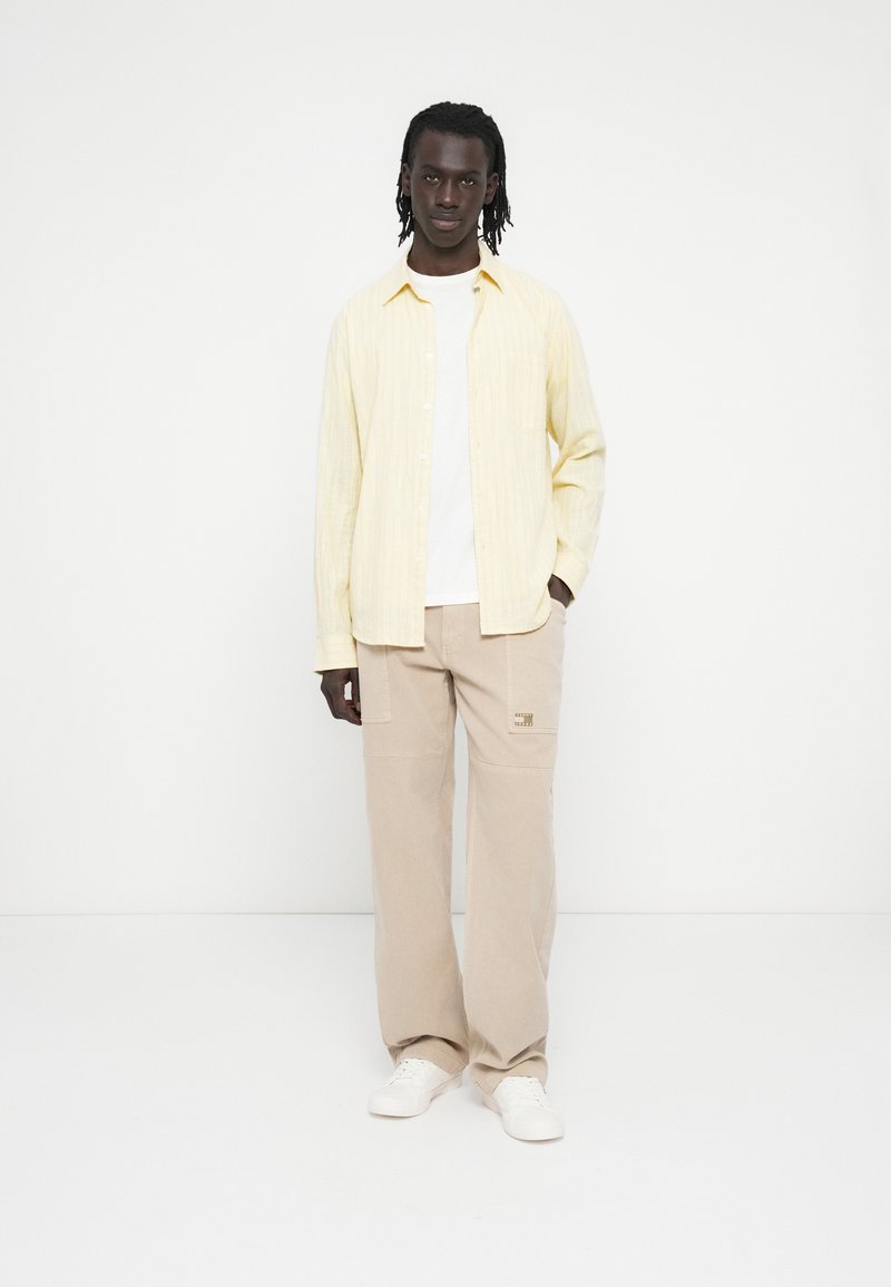 Tommy Jeans JAIMIE PANELLED TWILL RELAXED TROUSERS - Kalhoty - gulf sand