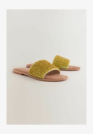 Sandales à glissière tissées jaunes avec un design ouvert sur le devant, semelles intérieures en brun doux et surface texturée. Semelle plate et légère.