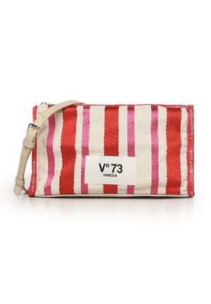Rechthoekige zak met verticale rood, roze en witte strepen, beige bandje en een wit label met de tekst "V°73 Venezia" aan de voorkant.