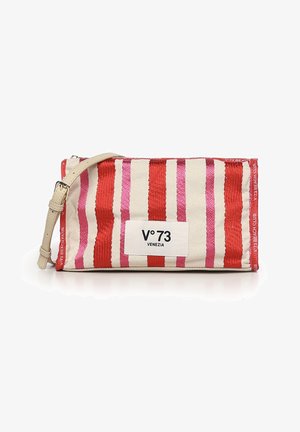 Rechthoekige zak met verticale rood, roze en witte strepen, beige bandje en een wit label met de tekst "V°73 Venezia" aan de voorkant.