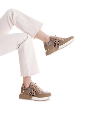 Zapatillas marrones y beige que combinan materiales de ante y malla, con detalles de estampado de leopardo y una entresuela blanca.
