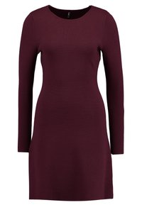 Abito lungo a maniche, color bordeaux, dal design aderente, realizzato in un tessuto testurizzato, con scollatura rotonda e tasche nelle cuciture laterali.