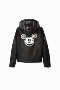Giubbotto di pelle nera con cappuccio nero imbottito, caratterizzato da un grande viso di Topolino ricamato sulla schiena e polsini con zip.