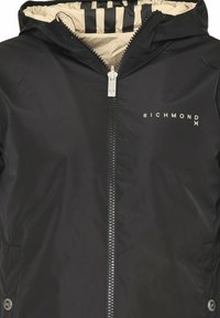Giacca nera con chiusura a zip, dotata di cappuccio, dalla texture liscia e con una fodera a righe beige. Logo "RICHMOND" in bianco sulla parte anteriore.