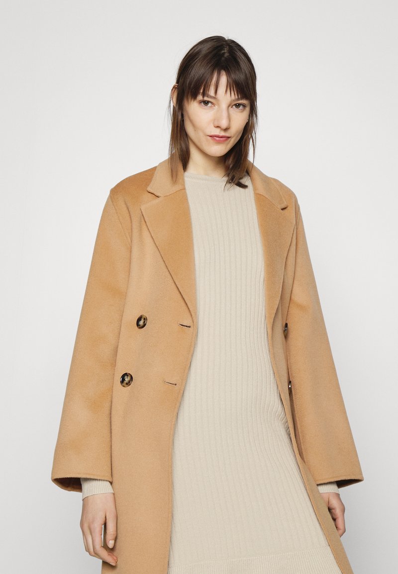 Damen Freizeitkleider | Moss Copenhagen VESLA FLOUNCE DRESS Strickkleid oatmeal/beige - IH29117 Damen Freizeitkleider | Moss Copenhagen VESLA FLOUNCE DRESS Strickkleid oatmeal/beige - IH29117