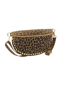Sac en tissu imprimé léopard avec fermeture éclair dorée, clous dorés le long du fond et une bandoulière amovible. Forme arrondie et dessus plat.