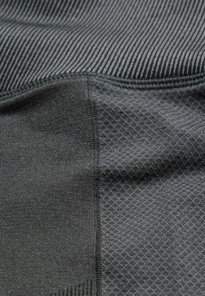 Crni materijal s teksturiranom površinom, s mješavinom horizontalnih pruga i uzoraka u obliku dijamanata, uz vidljive detalje šavova.