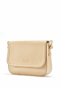 Beżowa torebka crossbody wykonana z teksturowanej skóry, z zapięciem na klapkę, złotymi akcentami i regulowanym paskiem.