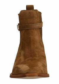 Stivaletto in suede marrone con una texture liscia, punta tondeggiante, tacco corto e una sottile cintura con una fibbia decorativa.