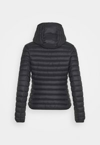 Sort quiltet jakke med hætte, lange ærmer og vandret syninger, vist fra bagsiden på en ensfarvet hvid baggrund.