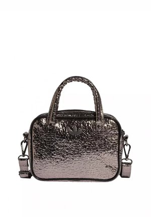 Malá metalická textúrovaná kabelka s dvojitými rukoväťami, odnímateľným ramenným popruhom a logom Adidas trefoil na prednej strane.