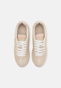 Tommy Hilfiger HERITAGE RUNNER - Tenisice - classic beige