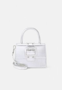 Strieborná metalická kabelka obdĺžnikového tvaru s horným uchom, odnímateľným popruhom a prednou klapkou s prackou a ozdobným kovaním.