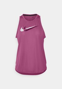 Sportowy top na ramiączkach Nike w intensywnym fioletowym kolorze, z okrągłym dekoltem, bez rękawów, z białym logo Nike swoosh na klatce piersiowej.