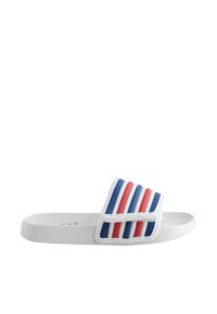 Sandale blanche à bride matelassée avec des rayures verticales alternantes bleu et rouge.