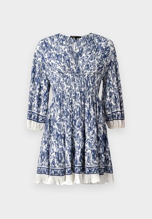 Blauwe en witte bloemenprint jurk met een geplooid taille, driekwart mouwen en een gerimpelde zoom; lichtgewicht stof.